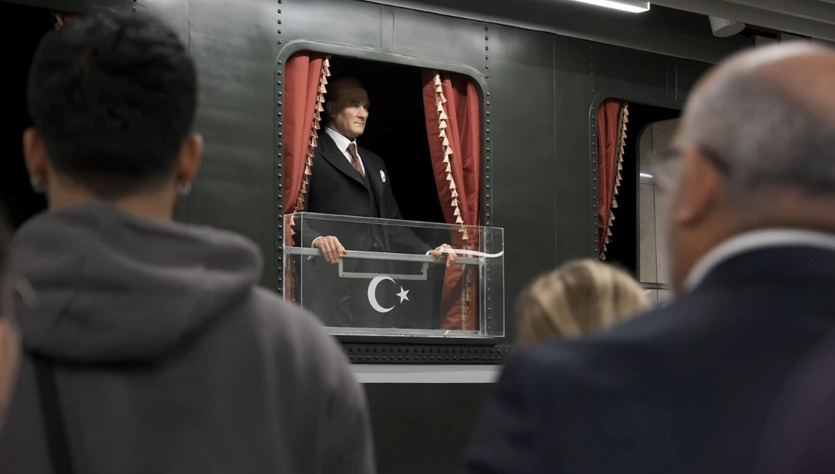 Metro ve tramvaylarda 116 bin kişiden Ata'ya saygı duruşu Metro ve tramvaylarda 116 bin kişiden Ata'ya saygı duruşu