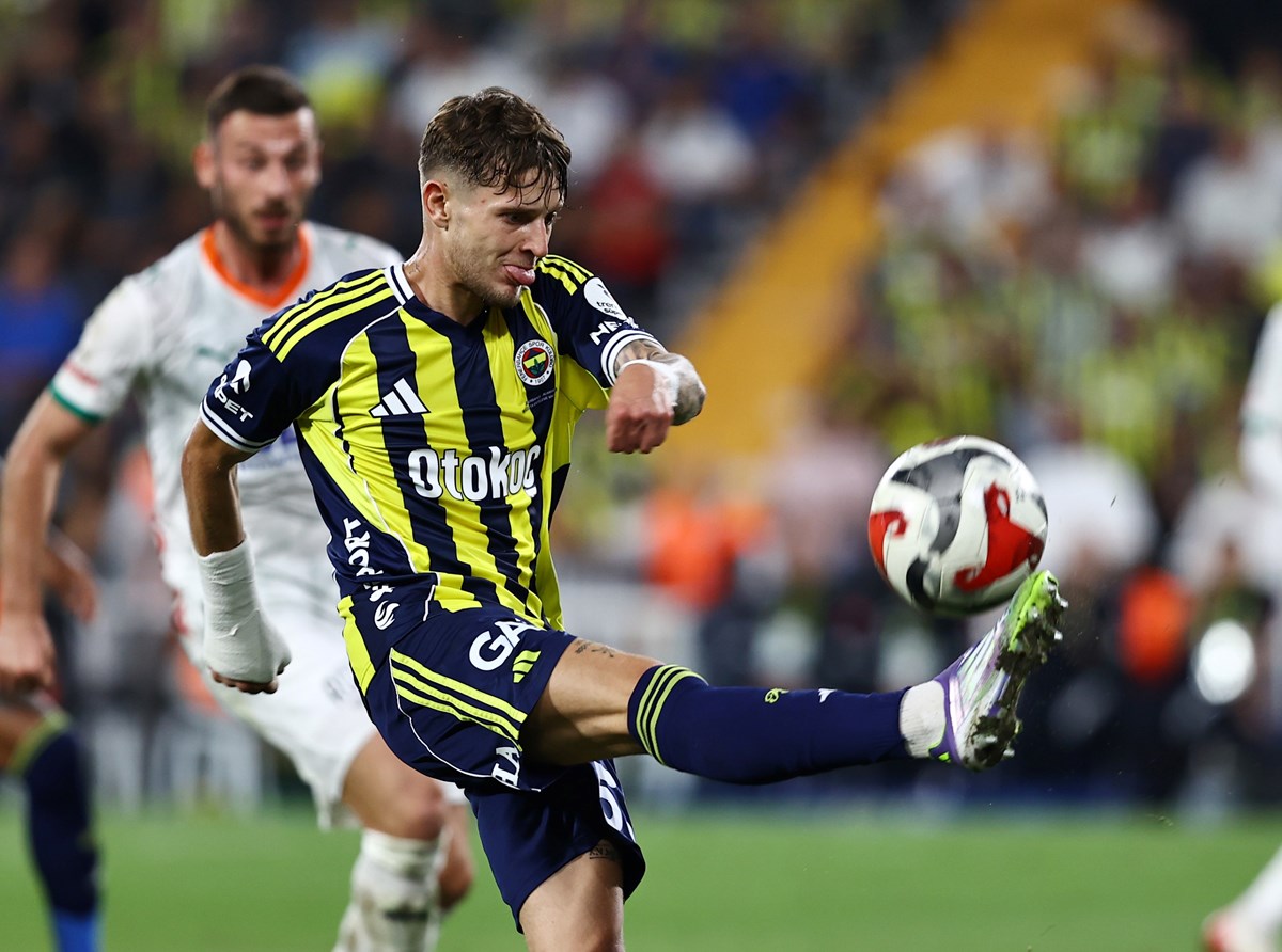 Fenerbahçeli Sebastian Szymanski, Alanyaspor maçında topa vuruyor.