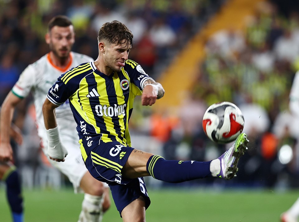 Kadıköy'de büyük tepki: Penaltı kaçtı, Fenerbahçe taraftarı iki ismi protesto etti - 2