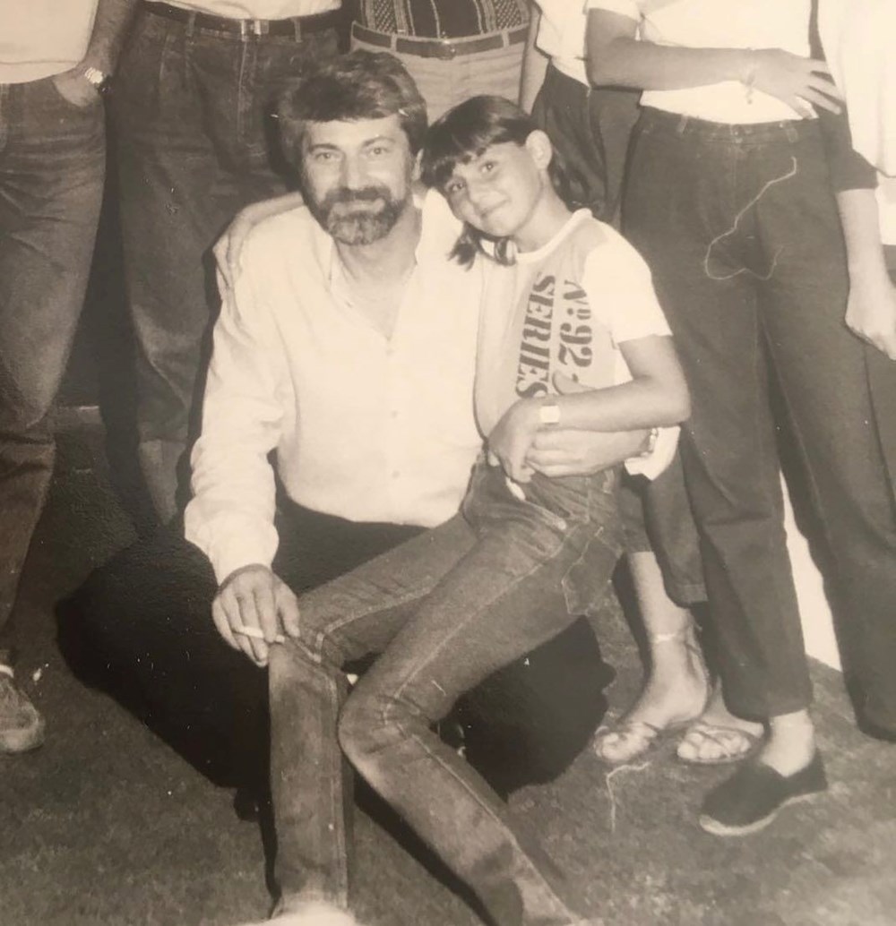 Su Burcu Yazgı Coşkun'dan nostaljik kare (Ünlülerin çocukluk ve gençlik halleri) - 226