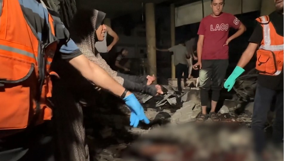 İsrail ordusu Gazze'de okulu vurdu: En az 100 Filistinli hayatını kaybetti
