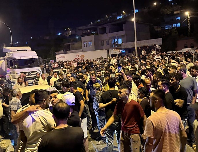 Tırın çarptığı genç öldü, mahalleli yolu kapattı