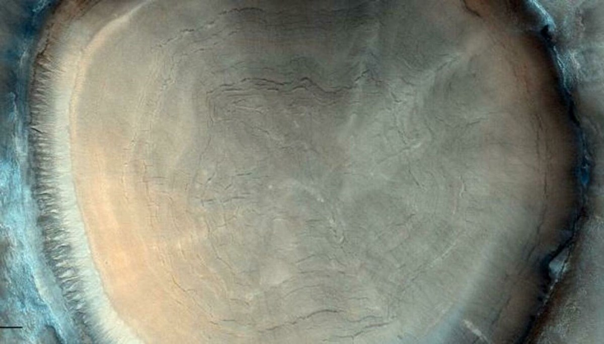 Mars'ta su var mı? Avrupa Uzay Ajansı'ndan çarpıcı krater fotoğrafı