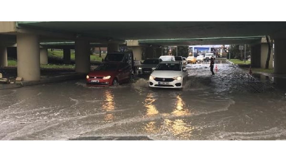 İstanbul'da kuvvetli yağış hayatı olumsuz etkiliyor