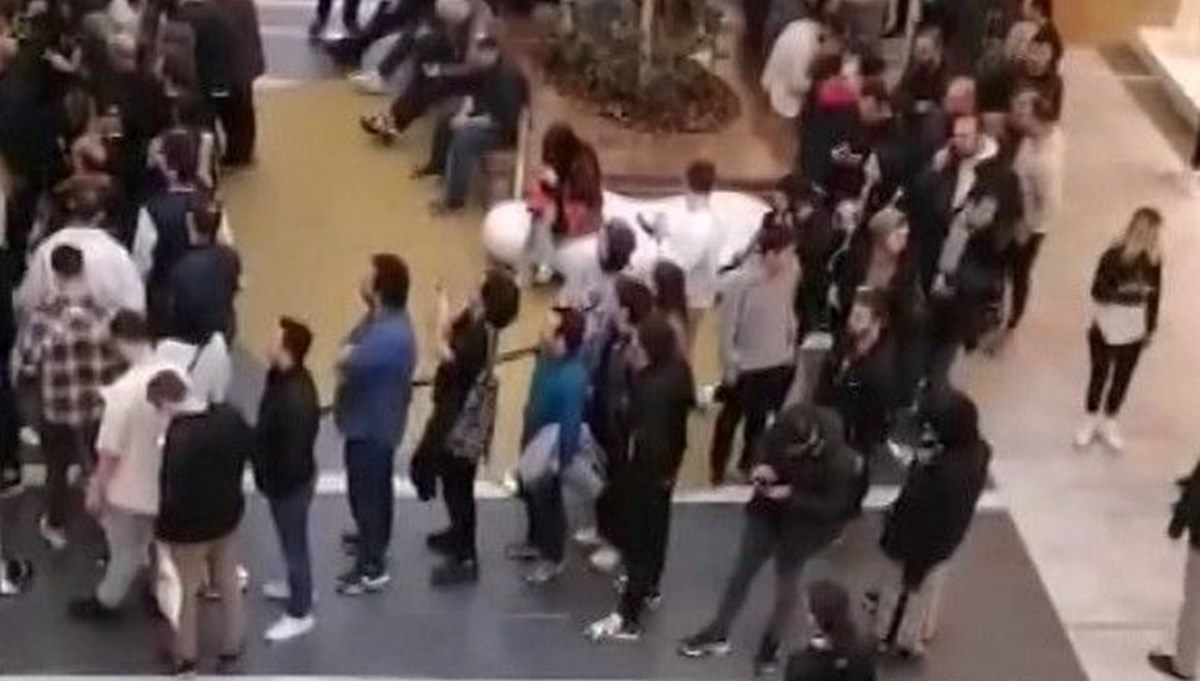Bakırköy'de indirimli cep telefonu kuyruğu Bakırköy'de indirimli cep telefonu kuyruğu
