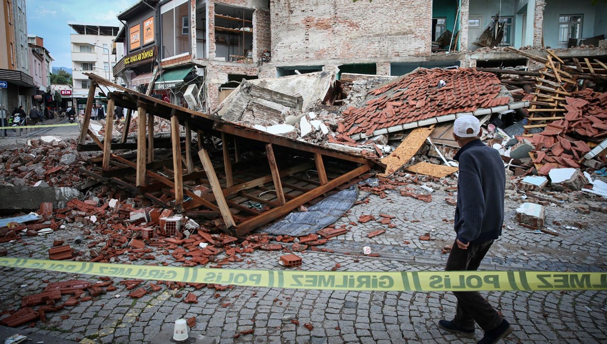 Sındırgı'da enkaz çalışmaları Sındırgı'da enkaz çalışmaları