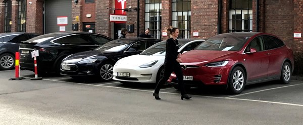 Tesla 2020’de sürücüsüz taksi hizmeti başlatacak