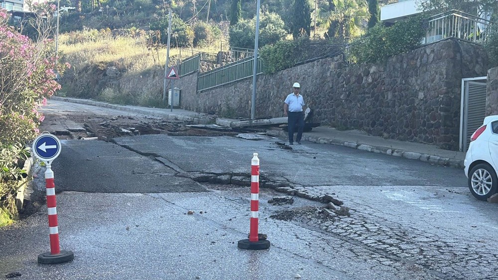 Su borusu bomba üzere patladı: 9 konutu su bastı 76 amHtgmS7gUWM1Izfynne4A