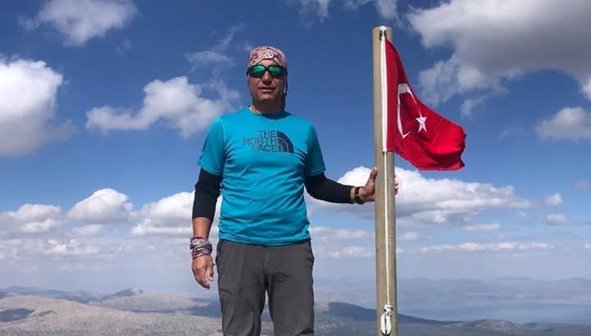 Yıpranan Türk bayrağını değiştirmek isterken kaybolan dağcının cesedine ulaşıldı Yıpranan Türk bayrağını değiştirmek isterken kaybolan dağcının cesedine ulaşıldı