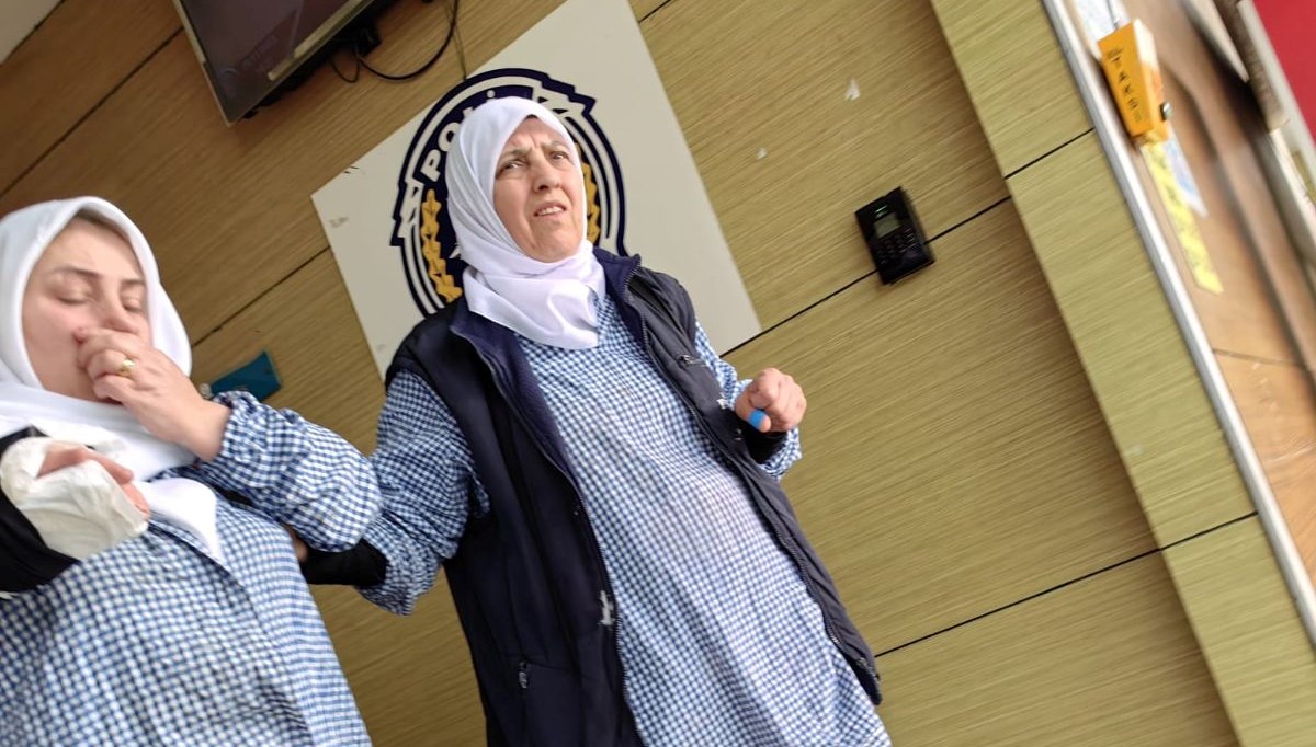 Elini pres makinesine sıkıştıran kadın işçi yaralandı Elini pres makinesine sıkıştıran kadın işçi yaralandı