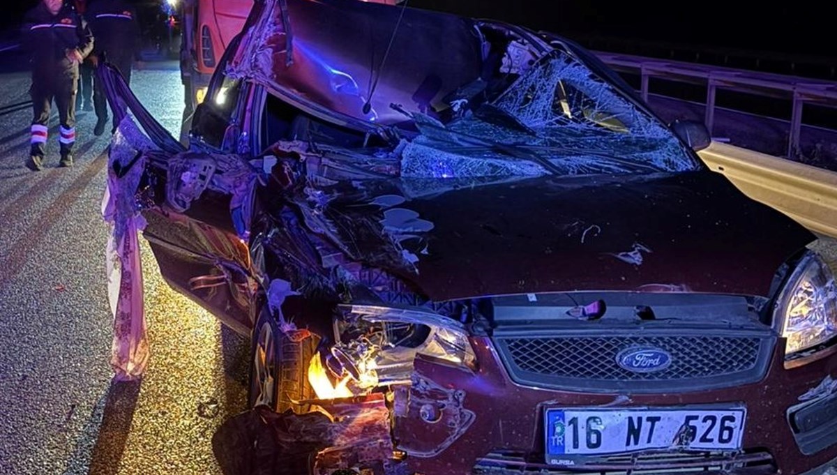 Afyonkarahisar'da otomobil ile TIR çarpıştı Afyonkarahisar'da otomobil ile TIR çarpıştı