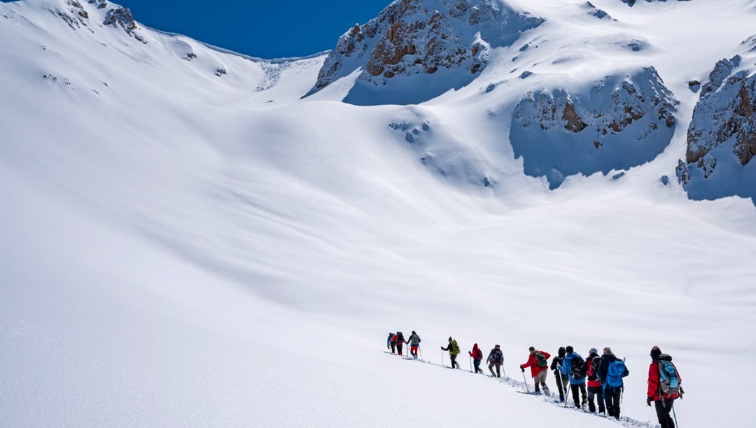 Tunceli’de 2 bin 950 metrelik dağa zorlu tırmanış: 9 saat sürdü