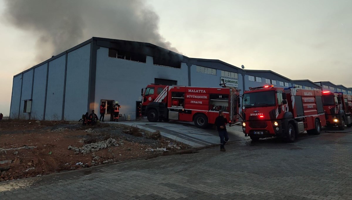 Malatya'da çıkan yangında fabrikada büyük hasar oluştu