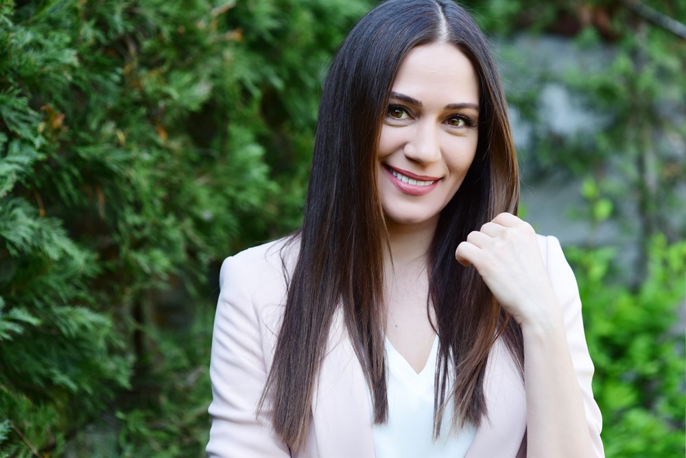 Su Burcu Yazgı Coşkun'dan nostaljik kare (Ünlülerin çocukluk ve gençlik halleri) - 510