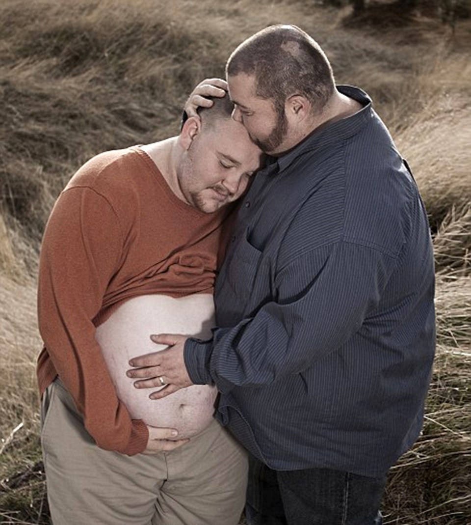 Фото беременный мальчик. Беременные мужчины. Беременные мужчины рожают.