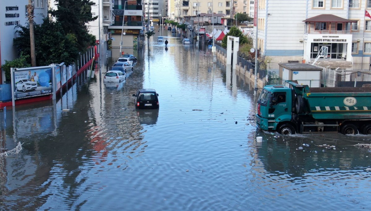 İskenderun Körfezi'nde denizle kara birleşti: Yollar göle döndü İskenderun Körfezi'nde denizle kara birleşti: Yollar göle döndü