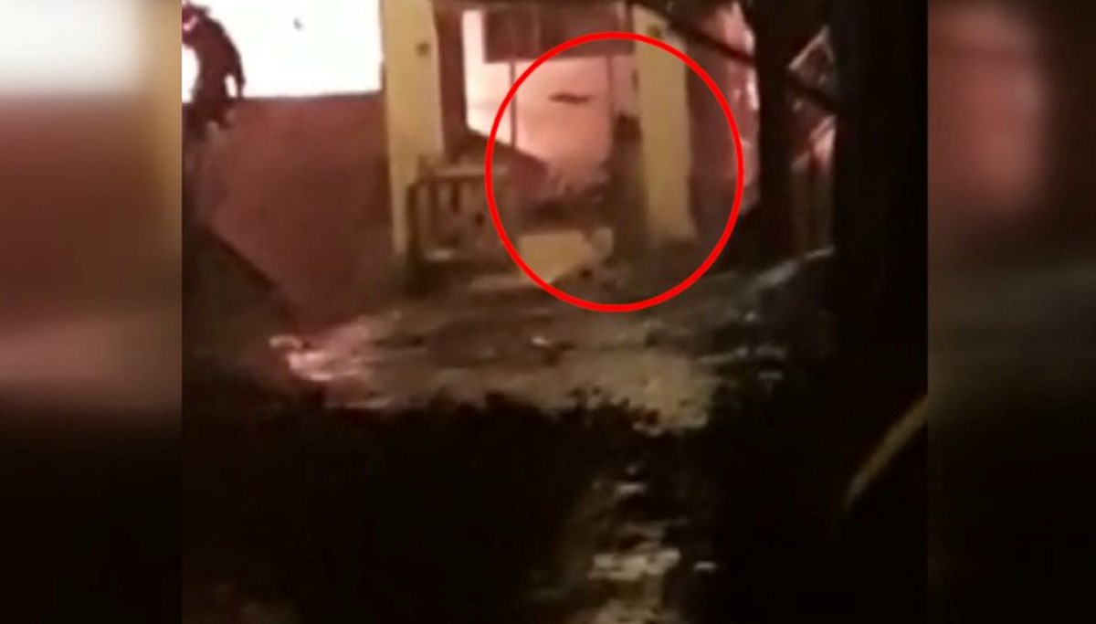 Yanan evine odun attı