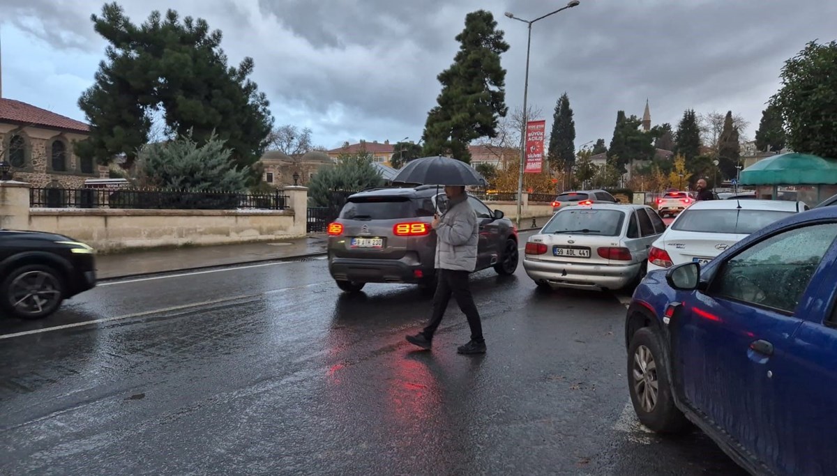 Sağanak aniden bastırdı: Meteoroloji'den uyarı geldi