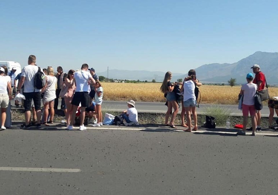 Denizli'de turistleri taşıyan otobüs devrildi: 4 yaralı - 1