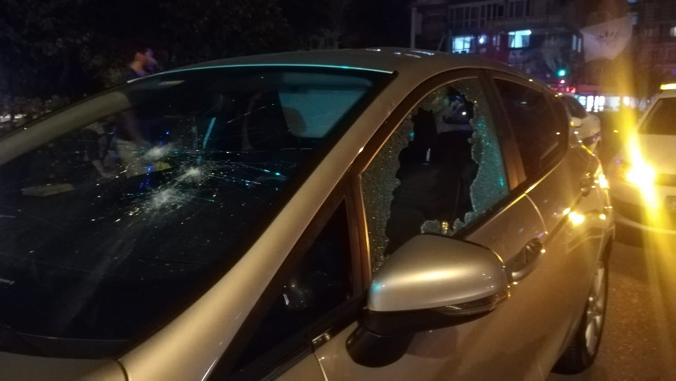 Kaza sonrası kadın sürücü, otomobile levyeyle saldırdı iddiası - 3