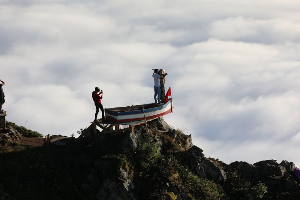 2 bin 700 metredeki yaylada, kayıkta'Titanic pozu' veriyorlar - 4