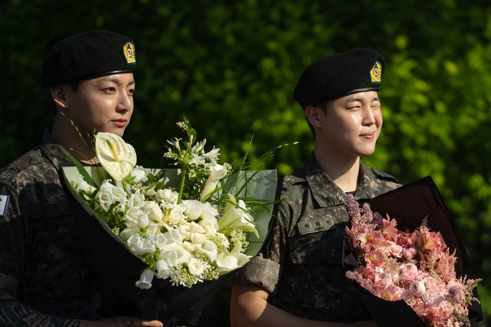 En popüler K-Pop gruplarından BTS üyeleri terhis oldu, hayranlar gözyaşlarıyla karşıladı - 2