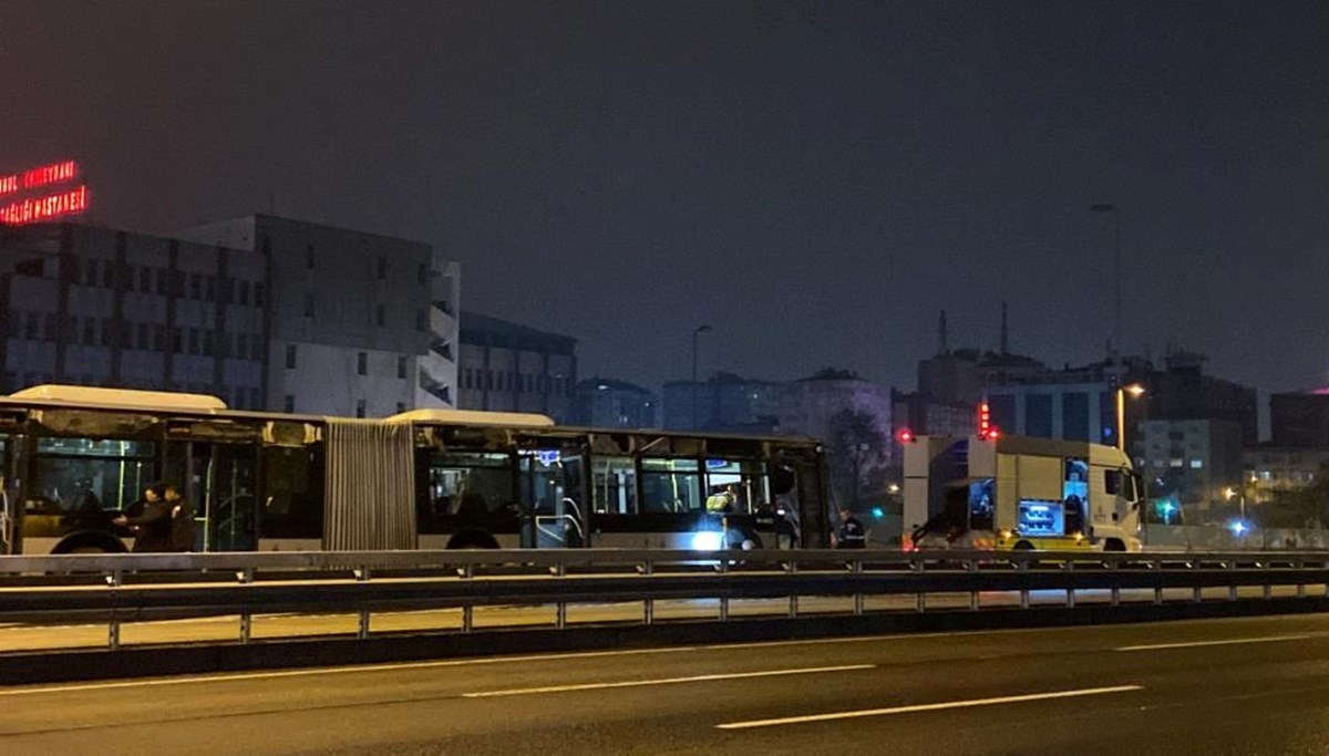 Metrobüs reklam panosuna çarptı: 1 yaralı