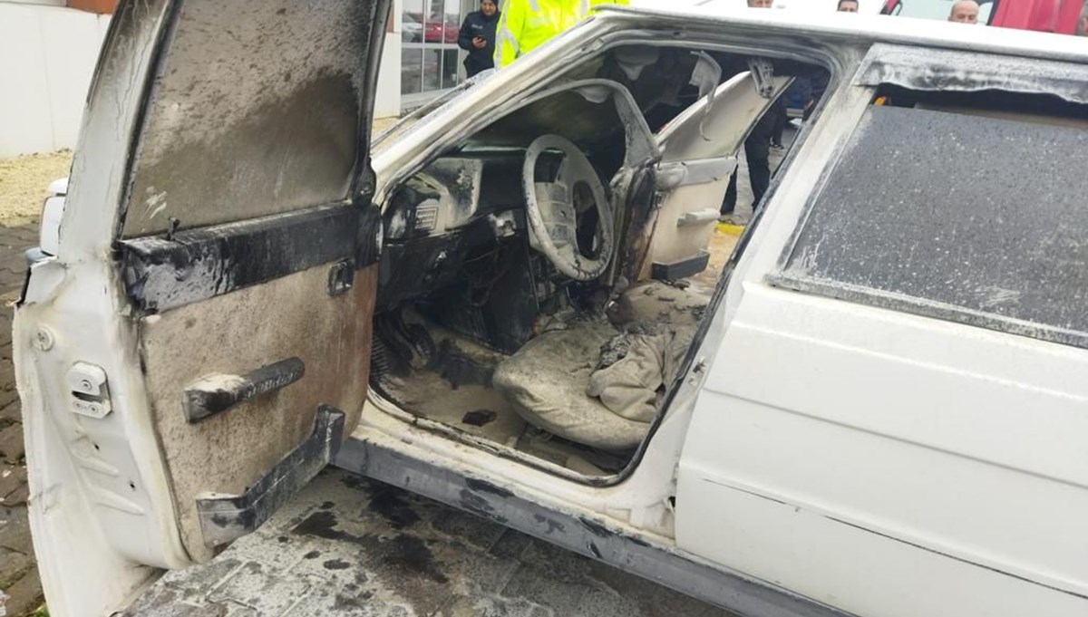 Acil servis önüne park edilen otomobil yandı Acil servis önüne park edilen otomobil yandı