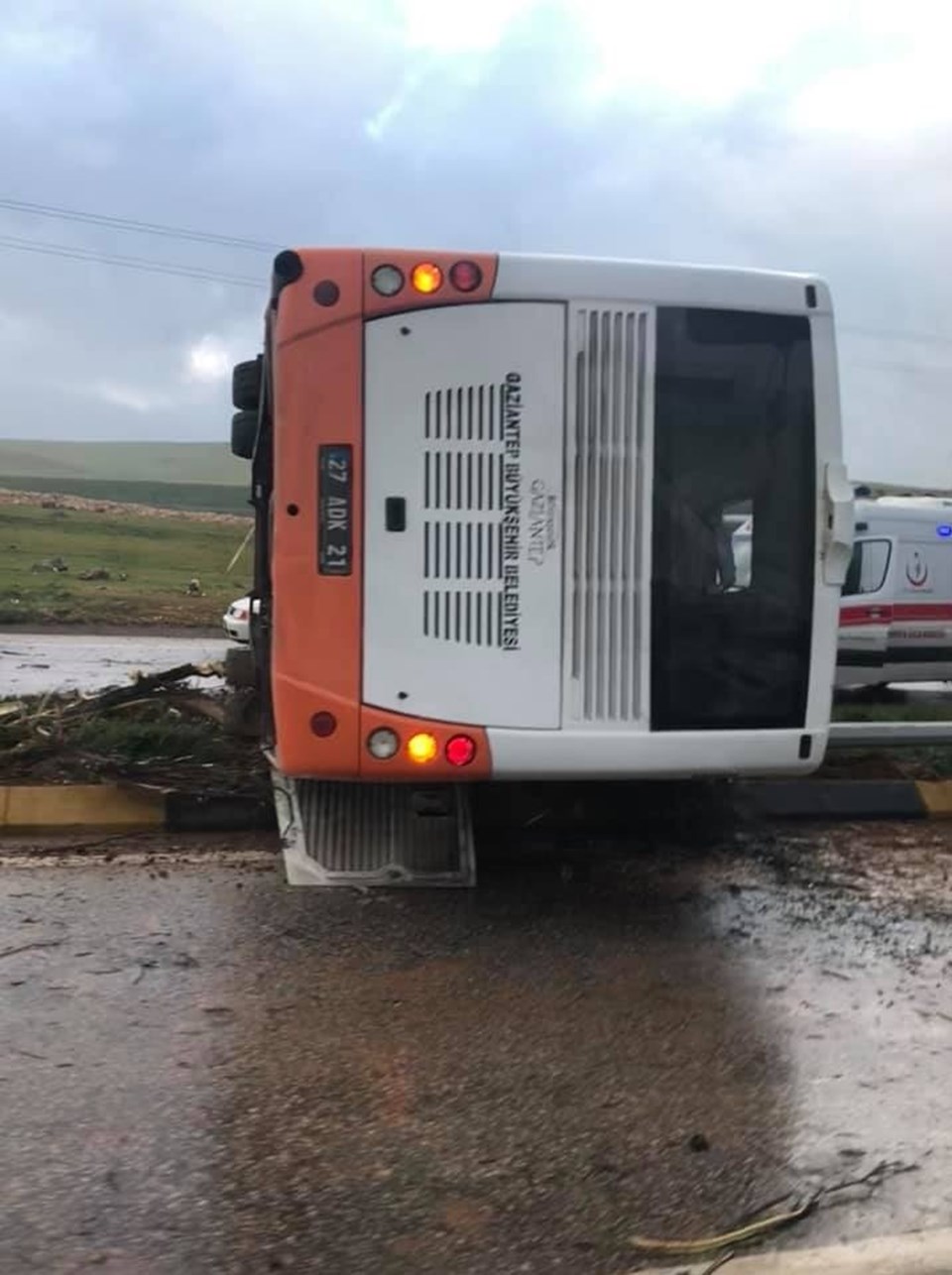 Gaziantep'te belediye otobüsü devrildi: 19 yaralı - 2