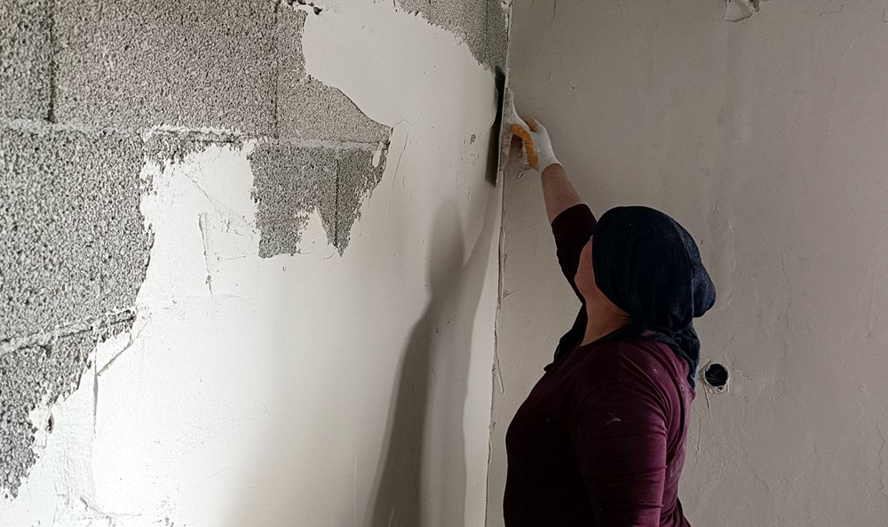 Kocası düşüp sakatlanınca inşaat işçisi oldu: Dekorasyon, ısı yalıtım, boya... Yapamadığı iş yok - 6