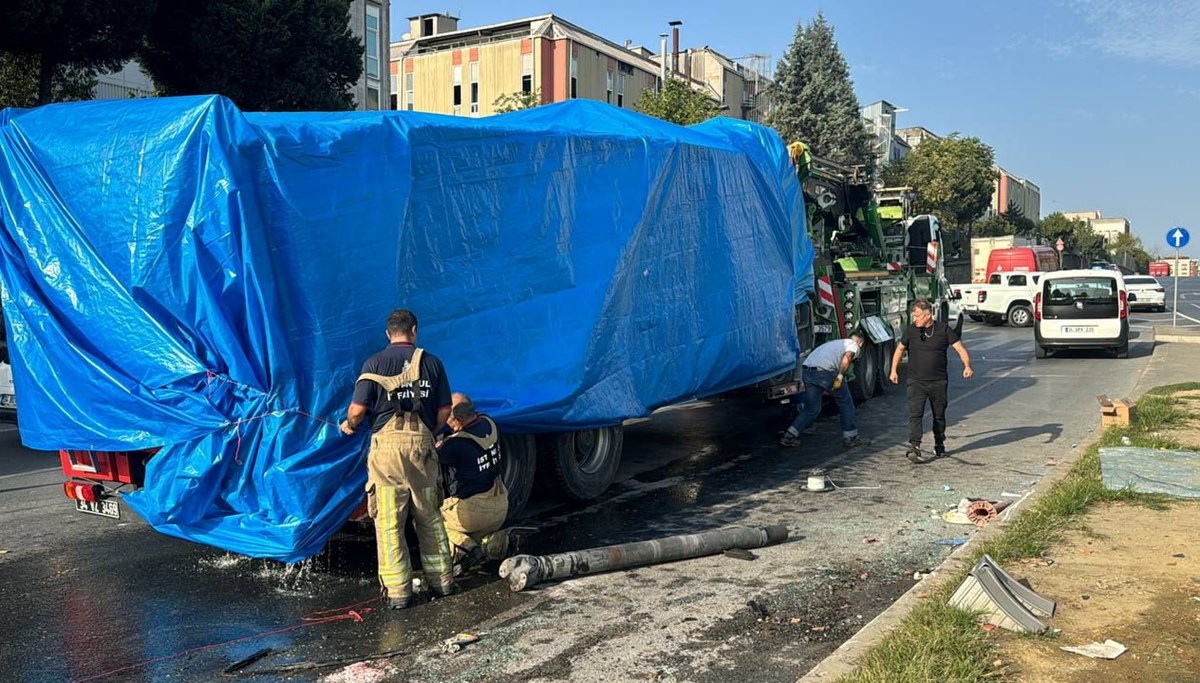 Başakşehir'de itfaiye aracı devrildi: 2 görevli yaralı