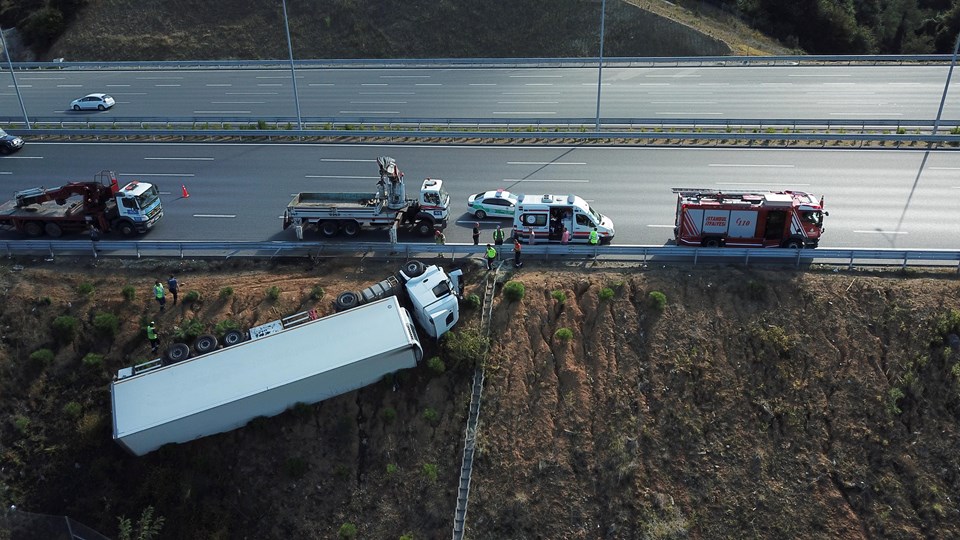 Beykoz'da TIR devrildi - 1