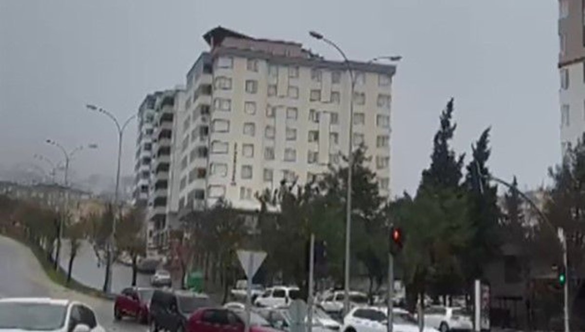 Kahramanmaraş’ta şiddetli rüzgar çatıları uçurdu Kahramanmaraş’ta şiddetli rüzgar çatıları uçurdu