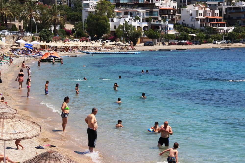 Hava sıcaklığının 32 dereceyi bulduğu Bodrum'da sahiller doldu taştı - 8