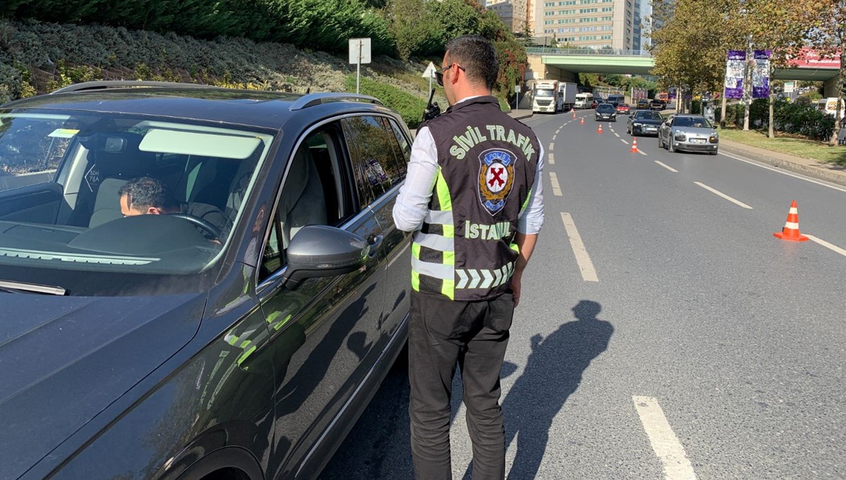 Ceza kesilen sürücüden ilginç savunma: Tabela yanlış yere konulmuş Ceza kesilen sürücüden ilginç savunma: Tabela yanlış yere konulmuş