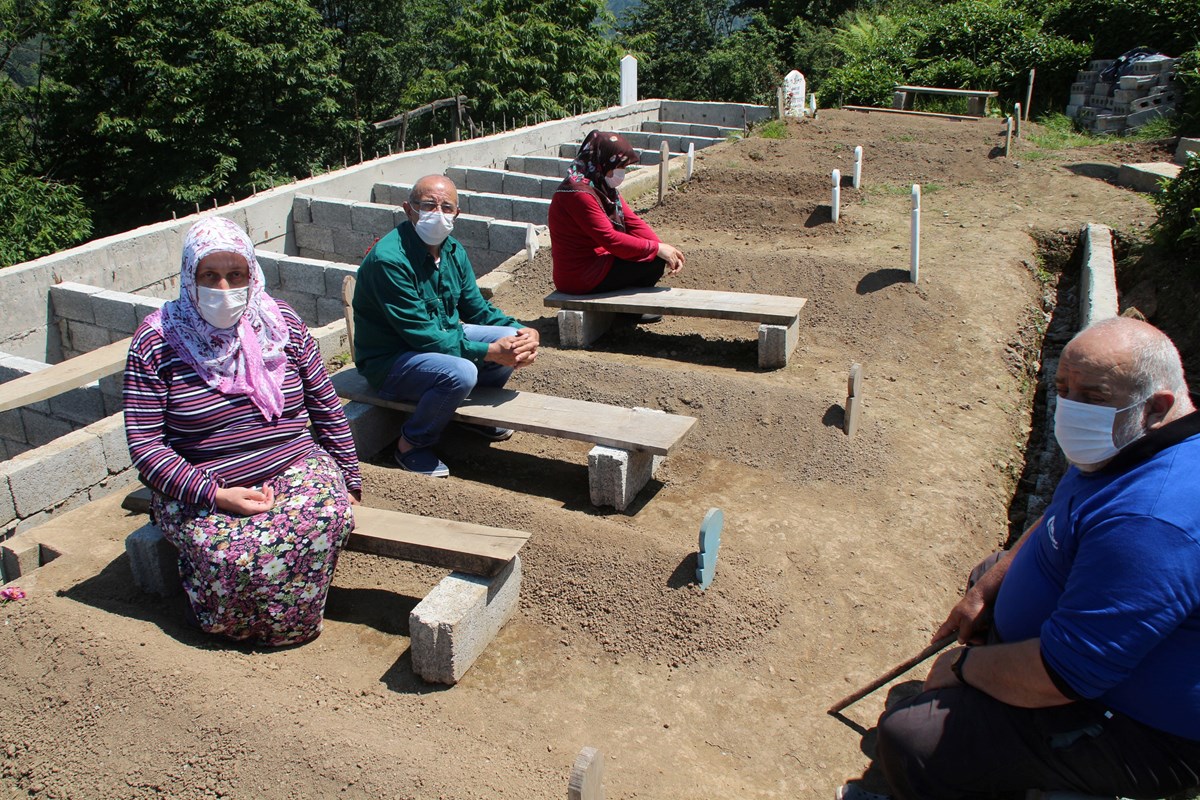 Aile başkaları da ölebilir diye 10 adet mezar kazdı