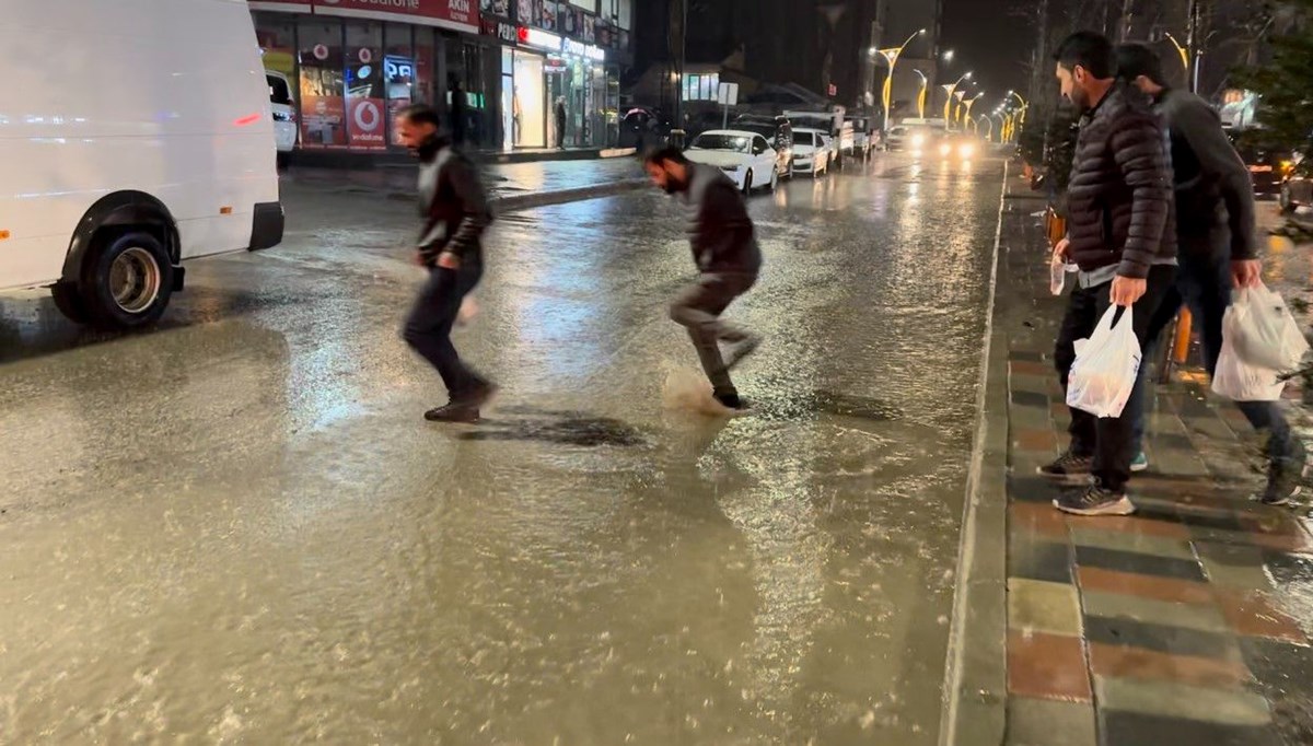 Yüksekova'da caddeler göle döndü Yüksekova'da caddeler göle döndü