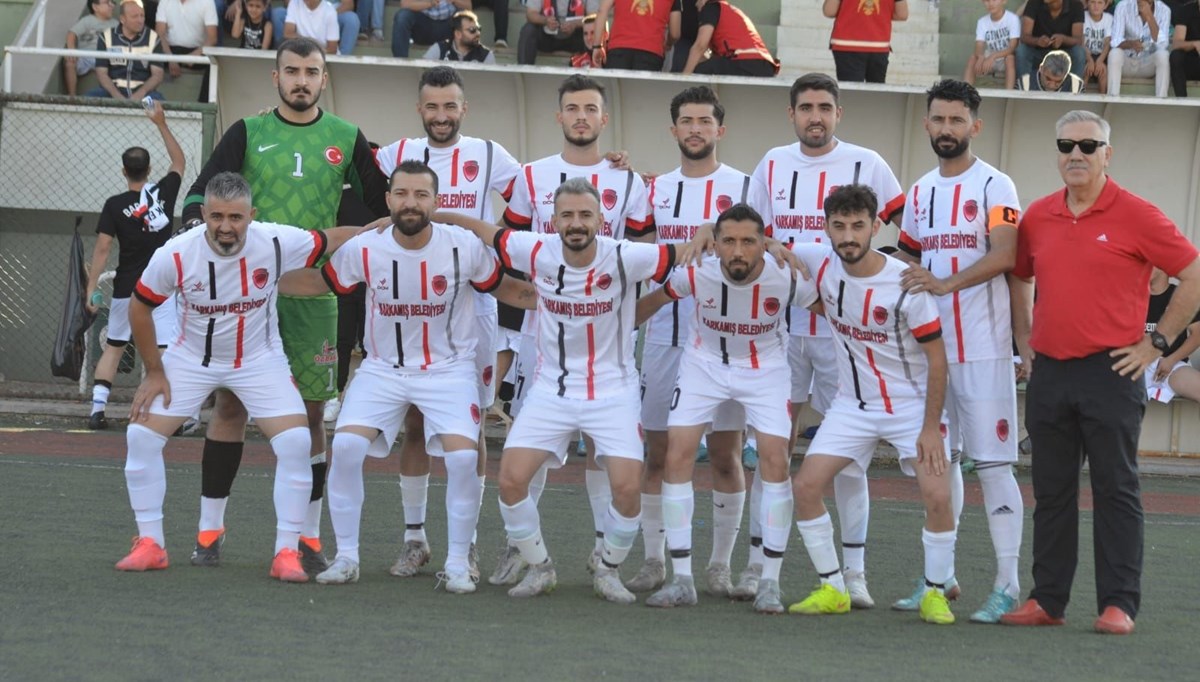 Başka kimlikle futbolcu lisansı çıkardı, oynadığı kulübün şampiyonluğu alındı