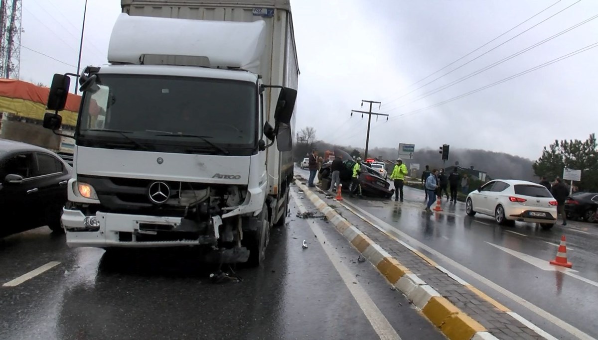 Sarıyer'de kamyonet kırmızı ışıkta geçti: 1'i ağır 2 yaralı