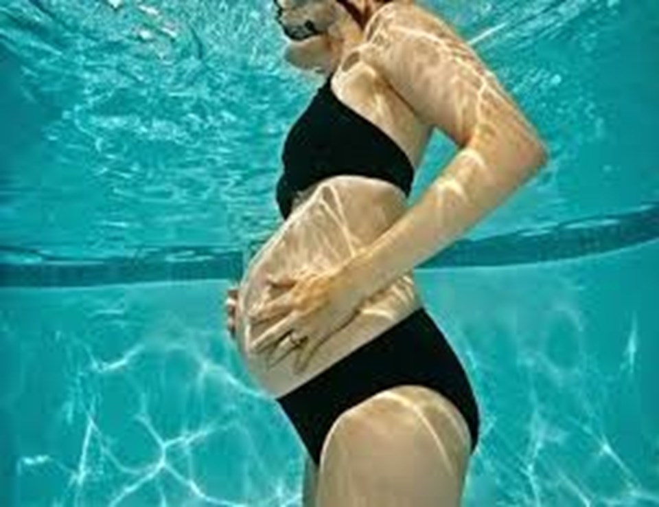 Yüzme hamilelerde bulantı ve ağrıyı azaltıyor - 1