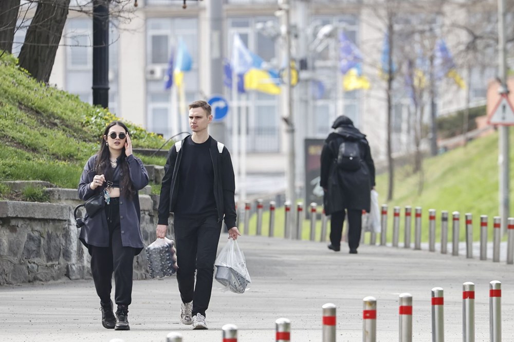 Savaşın gölgesindeki Ukrayna'nın başkenti Kiev'in caddeleri canlanmaya başladı - 19