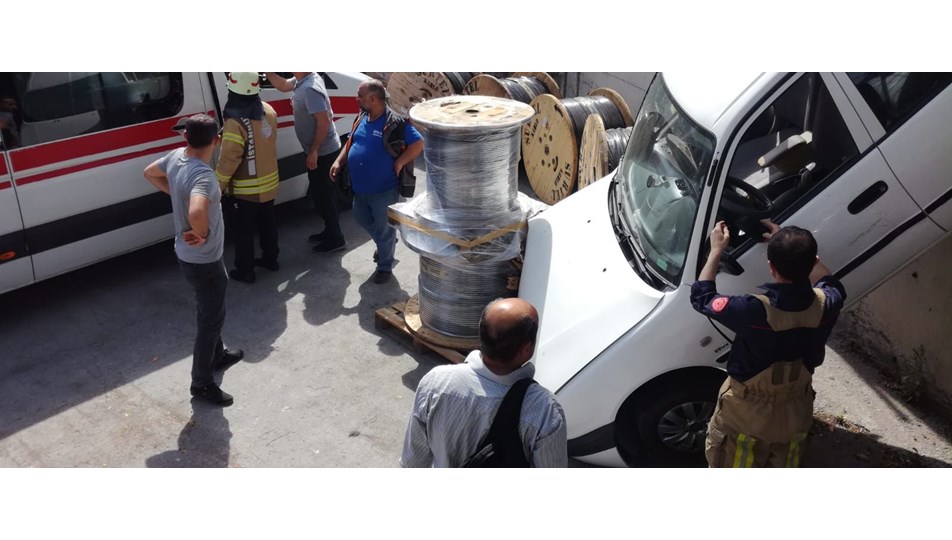 Kaza yapan otomobil fabrika bahçesine düştü