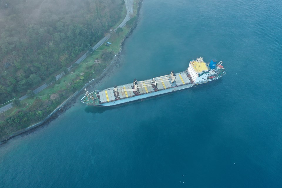 İstanbul Boğazı'nda karaya oturan yük gemisi kurtarıldı - 1