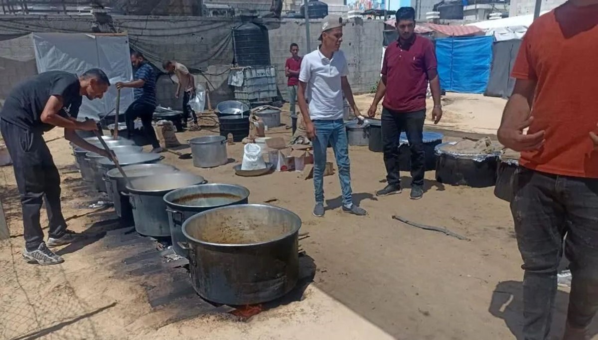 Türk Kızılay Gazze Şeridi'nde yeniden sıcak yemek dağıtımına başladı Türk Kızılay Gazze Şeridi'nde yeniden sıcak yemek dağıtımına başladı
