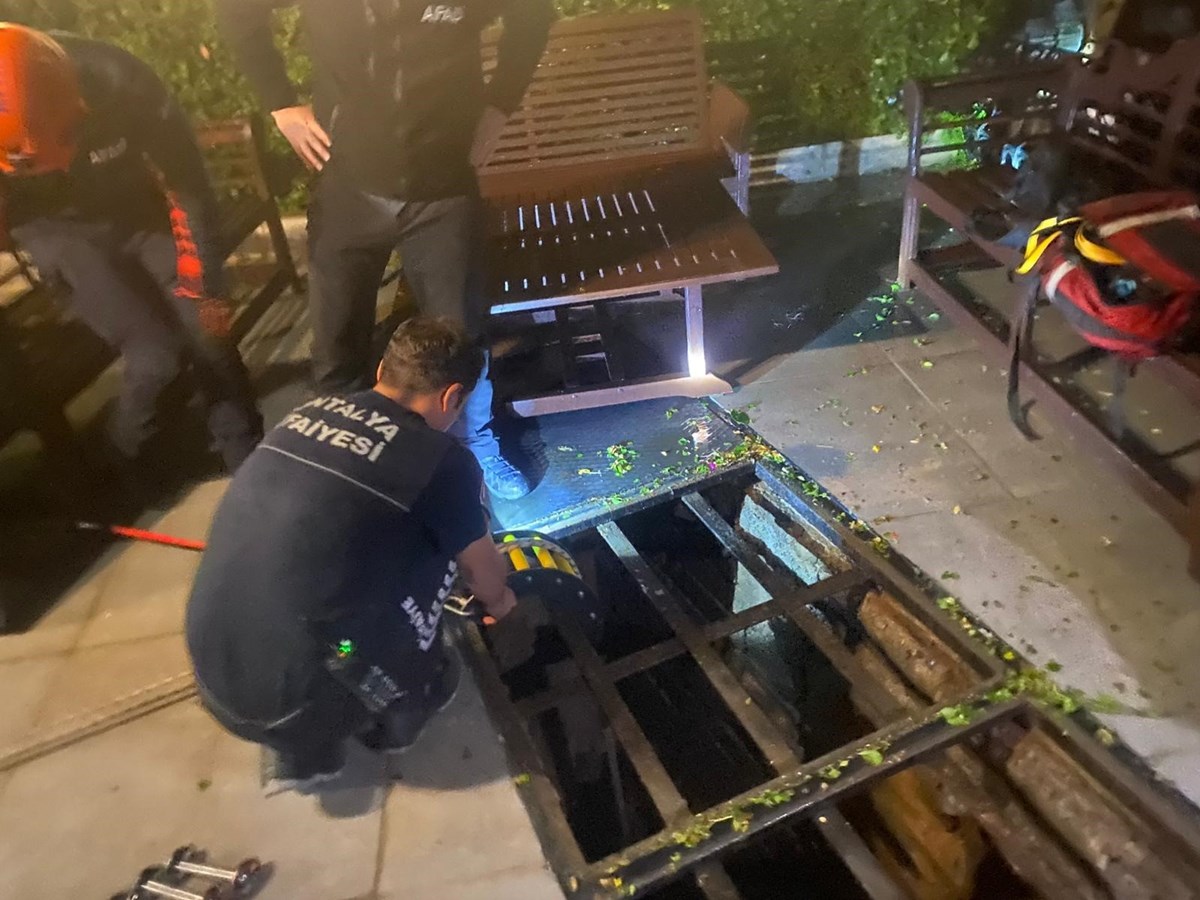 Ekipler, geçitten halat yardımıyla gençlerin bulunduğu alana indi. Ekipler, geçitten halat yardımıyla gençlerin bulunduğu alana indi.