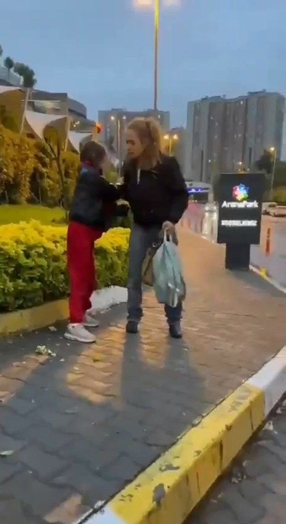 10 yaşındaki kızına şiddet uyguladı, tepki gösterenlere "Alın sizin olsun" dedi - 4