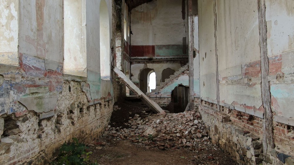 Defineciler tarihi kiliseyi talan etti - 12