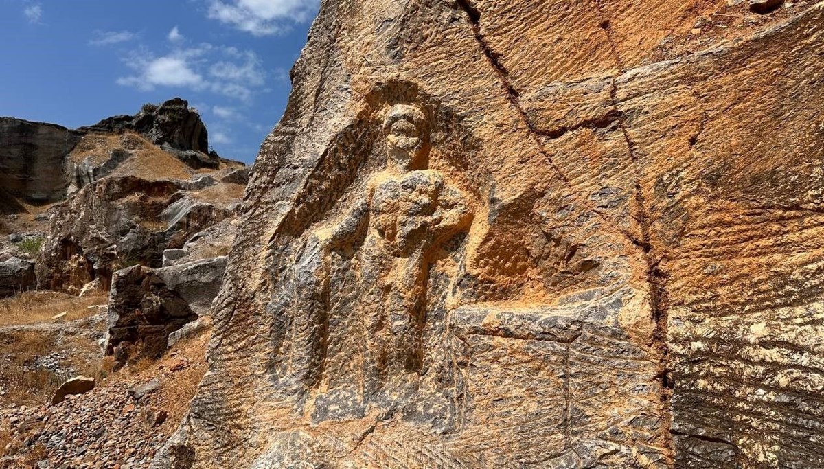 2000 yıllık Herkül kabartması sahipsizlikten yok oluyor