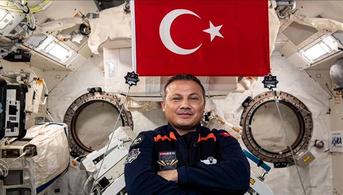 Türkiye'nin ilk astronotu Gezeravcı'dan, uzayda TEKNOFEST pozu