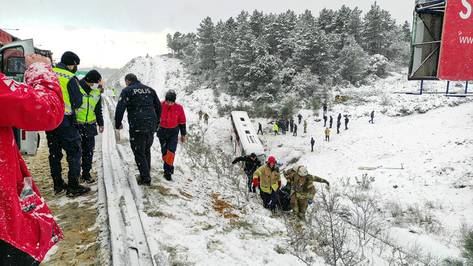 İstanbul'da yolcu otobüsü şarampole yuvarlandı: 3 ölü, 18 yaralı - 1